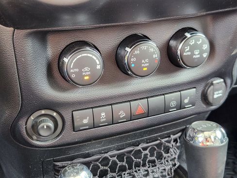 Used 2015 Jeep Wrangler Sahara w/ Dual Top Group AWD/4WD image 33