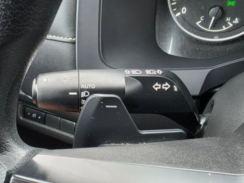 Used 2024 Nissan Pathfinder S image 38