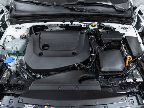 Certified 2025 Volvo XC40 B5 Core image 9