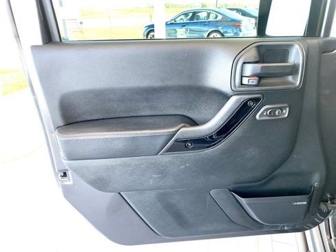 Used 2017 Jeep Wrangler Unlimited Sahara image 12