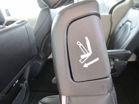 Used 2023 Chrysler Pacifica Limited image 18