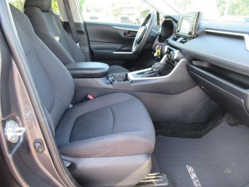 Used 2019 Toyota RAV4 LE FWD image 10