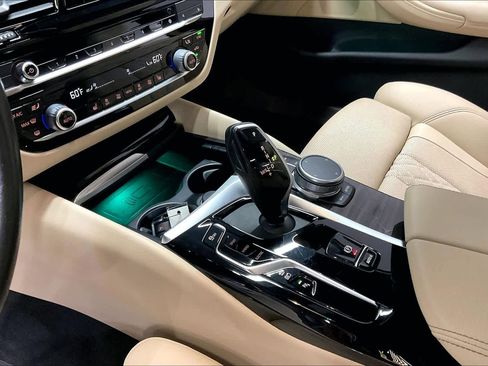 Used 2021 BMW 530e w/ Convenience Package image 18