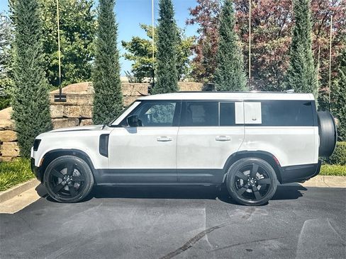 Used 2024 Land Rover Defender 130 X-Dynamic SE image 2