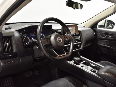 Used 2023 Nissan Pathfinder SV image 11