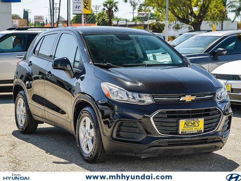 Used 2020 Chevrolet Trax LS w/ Tint and Cruise Package FWD image 3
