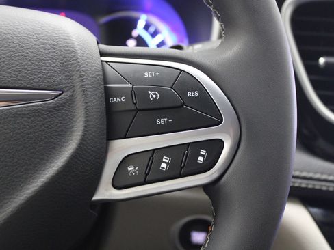 Used 2024 Chrysler Pacifica Limited FWD image 42
