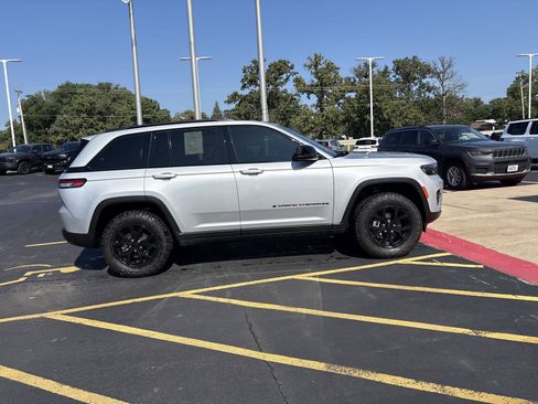 Used 2025 Jeep Grand Cherokee Altitude AWD/4WD image 4