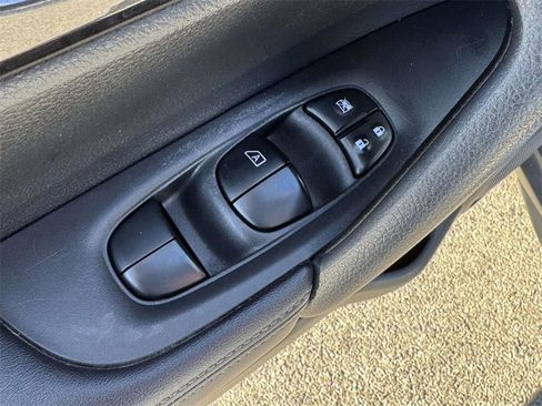 Used 2020 Nissan Rogue SV image 15