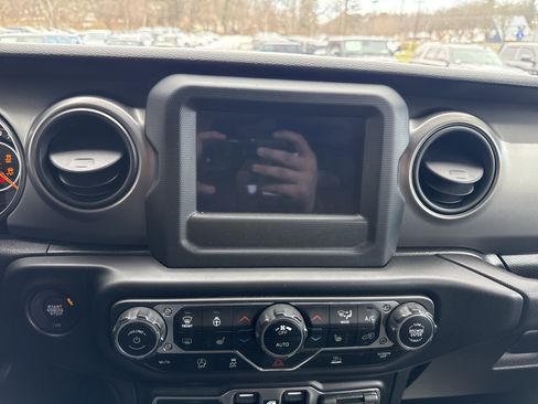 Used 2021 Jeep Gladiator Sport image 25