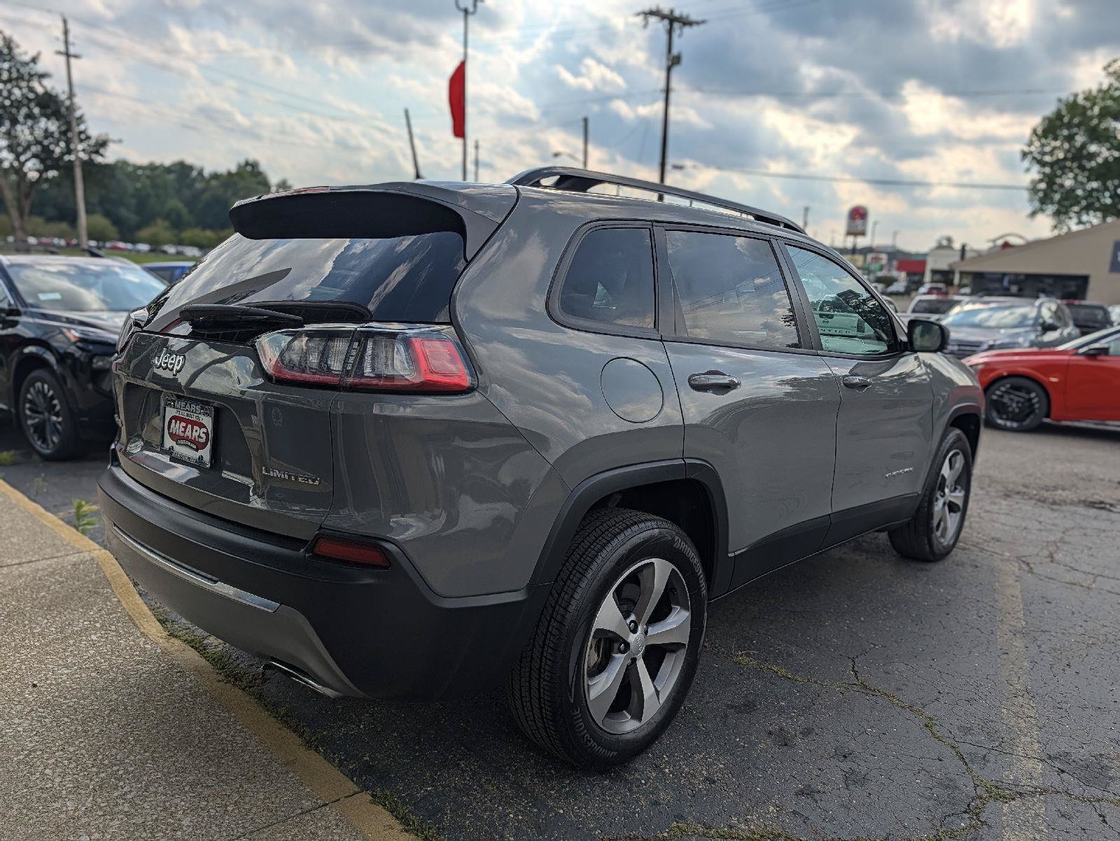 Used 2022 Jeep Cherokee Limited AWD/4WD image 16