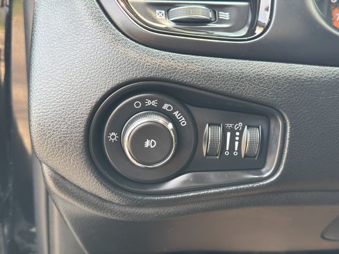 Used 2017 Jeep Renegade Altitude AWD/4WD image 14
