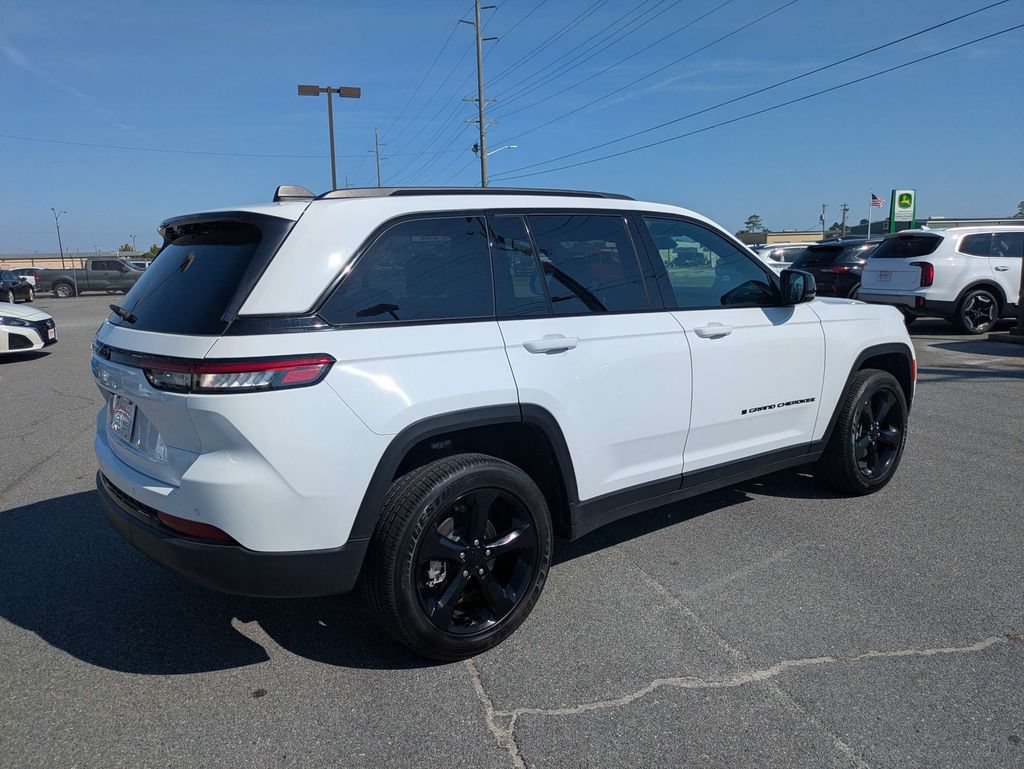 Used 2025 Jeep Grand Cherokee Altitude RWD image 4