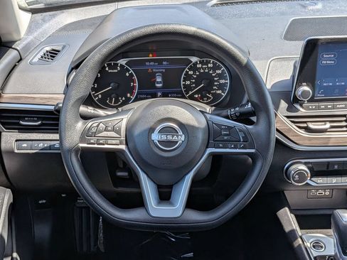 Used 2025 Nissan Altima 2.5 SV FWD image 17