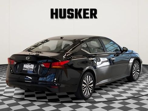 Used 2025 Nissan Altima 2.5 SV FWD image 7