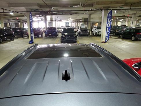 Used 2018 Volkswagen Tiguan SE w/ Panoramic Sunroof Package AWD/4WD image 6