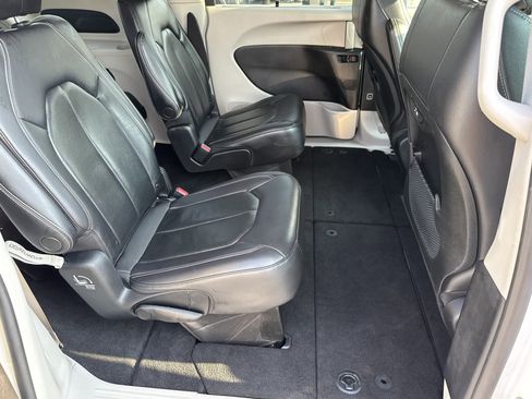 Used 2022 Chrysler Pacifica Touring-L image 21