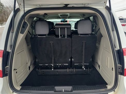 Used 2014 Chrysler Town & Country Limited image 9