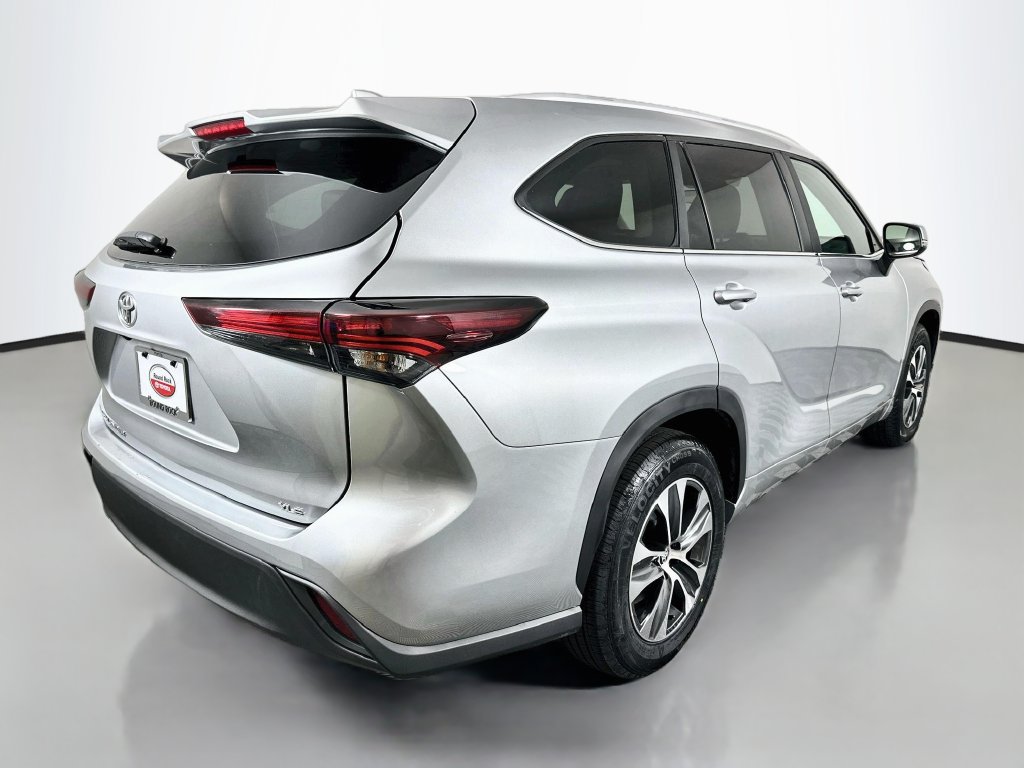 Certified 2025 Toyota Highlander XLE FWD image 5