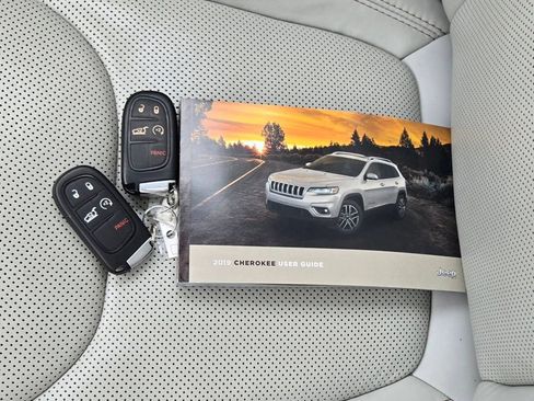 Used 2019 Jeep Cherokee Limited w/ Luxury Group AWD/4WD image 13