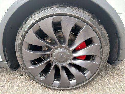 Used 2023 Tesla Model Y Performance image 17