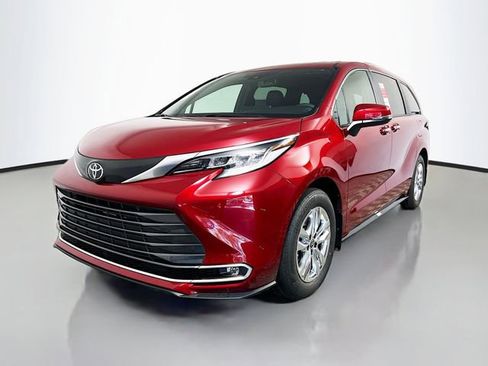 New 2026 Toyota Sienna Limited FWD image 7
