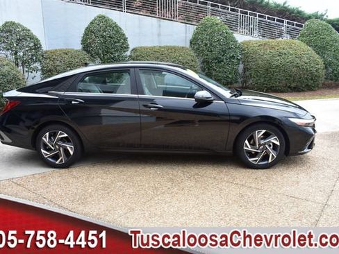 Used 2025 Hyundai Elantra Limited FWD image 13