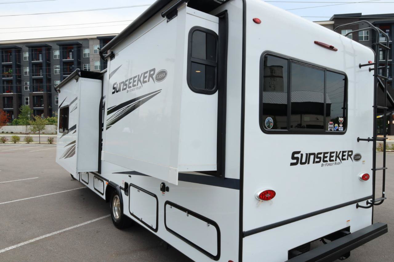 Used 2022 Ford E-450 and Econoline 450 Super Duty w/ Motorhome Prep Package RWD image 4