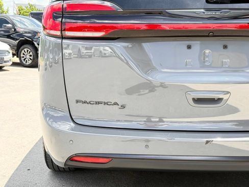 Used 2025 Chrysler Pacifica Limited FWD image 10