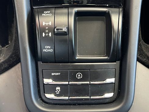 Used 2017 Porsche Cayenne AWD/4WD image 18