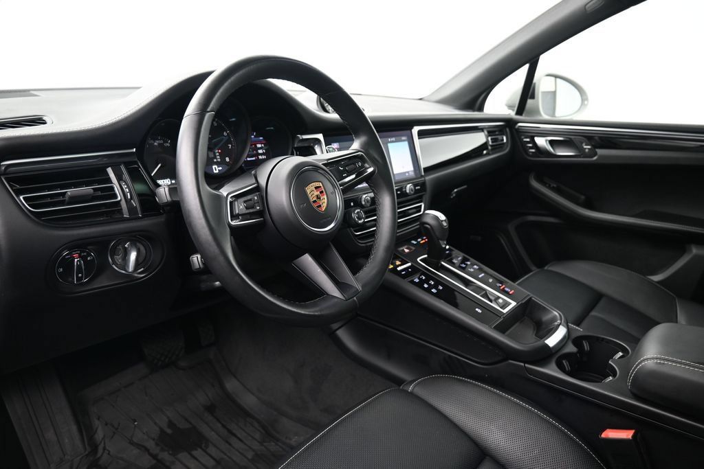 Certified 2024 Porsche Macan AWD/4WD image 4