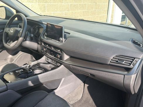 Used 2025 Nissan Rogue SV FWD image 19