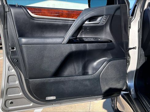 Used 2020 Lexus LX 570 4WD w/ Luxury Package image 21