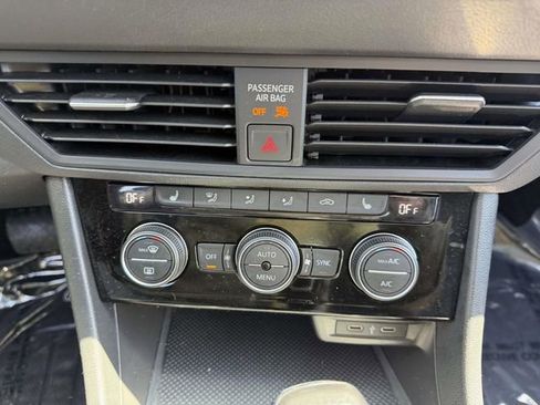 Used 2023 Volkswagen Jetta SE w/ Panoramic Sunroof Package FWD image 23