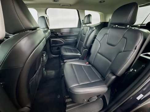 Used 2025 Kia Telluride S AWD/4WD image 29