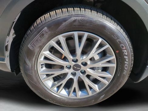Certified 2025 Genesis GV80 2.5T Standard AWD/4WD image 9