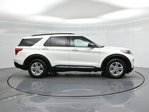Certified 2024 Ford Explorer XLT RWD image 23