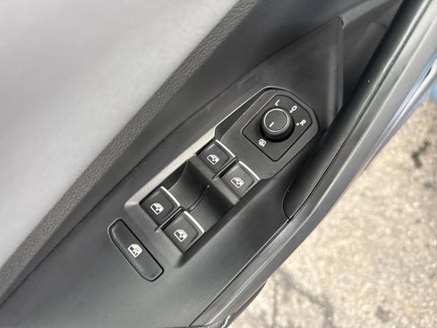 Certified 2025 Volkswagen Jetta SE w/ Sunroof Package image 12