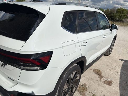 Used 2025 Volkswagen Taos SE AWD/4WD image 8