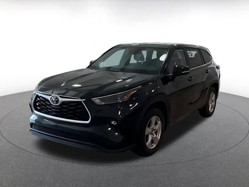 Used 2025 Toyota Highlander LE FWD image 4