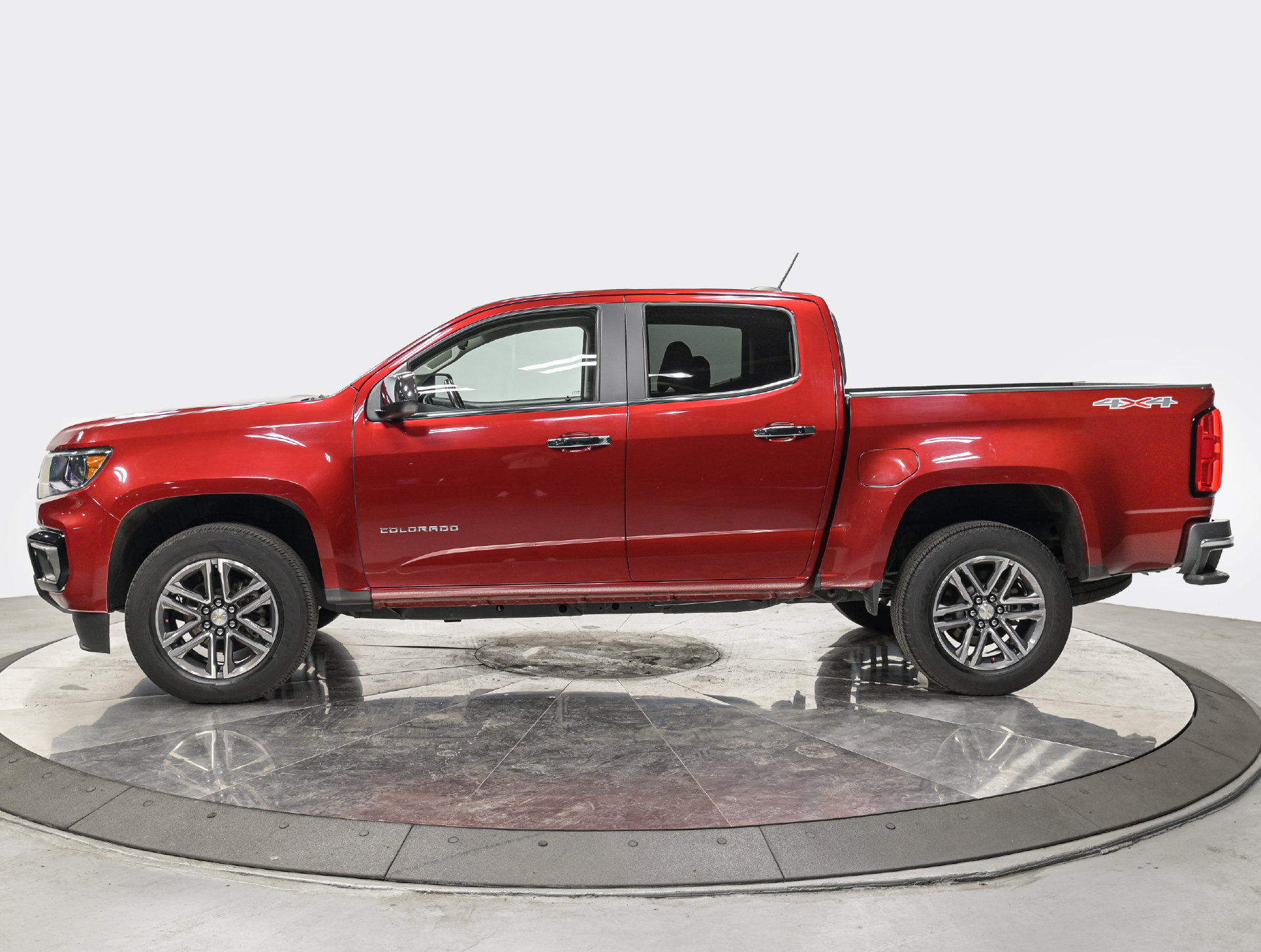 Used 2021 Chevrolet Colorado LT w/ Safety Package AWD/4WD image 2