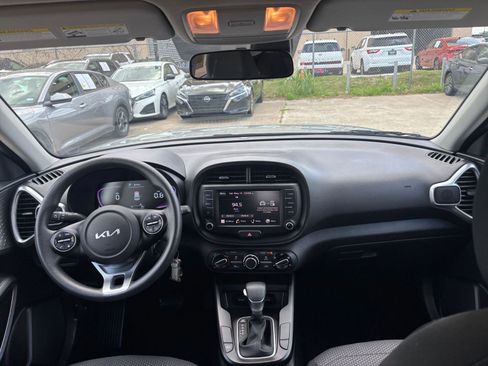 Used 2025 Kia Soul LX w/ LX Technology Package FWD image 31