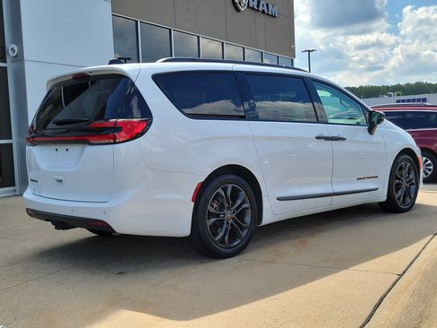 Used 2024 Chrysler Pacifica Touring-L w/ Road Tripper Package FWD image 4