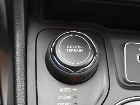 Used 2022 Jeep Cherokee Limited AWD/4WD image 36