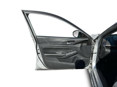 Used 2024 Nissan Altima 2.5 SV image 6