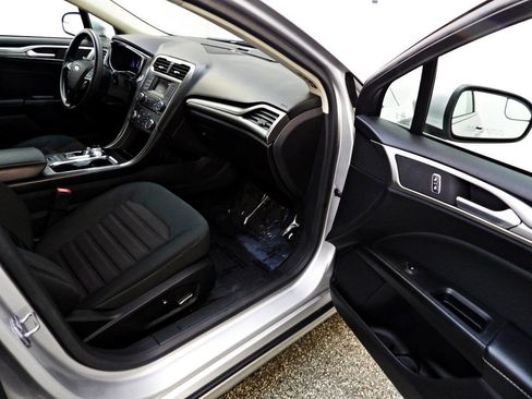 Used 2018 Ford Fusion SE FWD image 11
