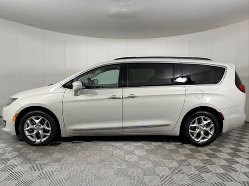 Used 2017 Chrysler Pacifica Touring-L w/ Tire & Wheel Group image 5