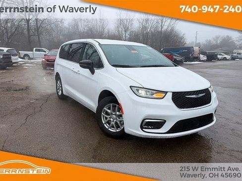 New 2026 Chrysler Pacifica Select image 1