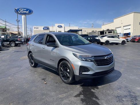 Used 2023 Chevrolet Equinox LS w/ LS Convenience Package FWD image 2