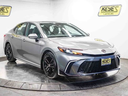 Used 2025 Toyota Camry SE image 5